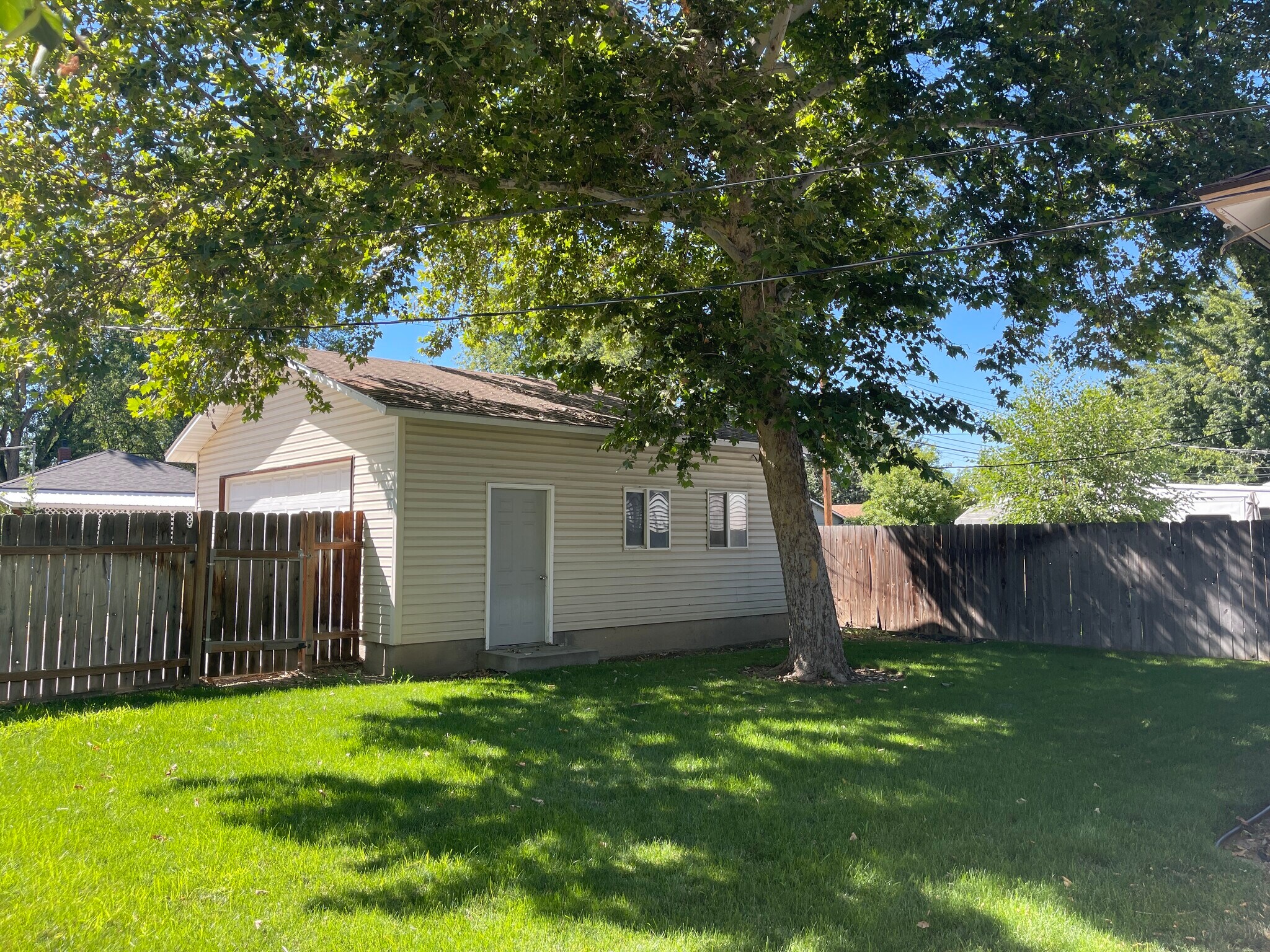 Building Photo - 1529 S Vermont Ave