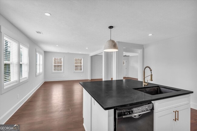 Building Photo - 713 N Lakeshore Dr