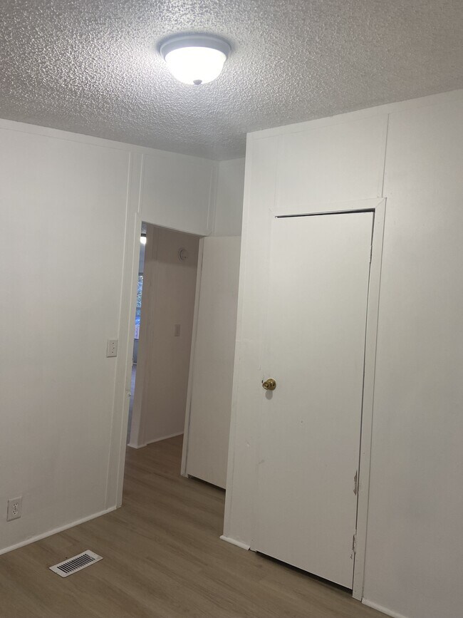 Building Photo - 2279 Sharon St