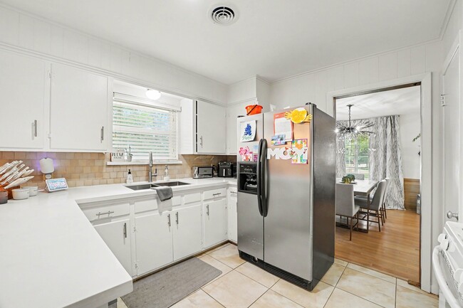 Building Photo - 6267 Chevy Chase Dr