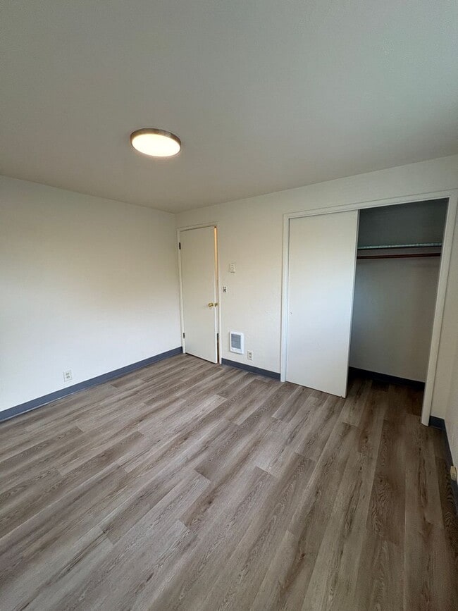 Building Photo - Updated 2BD/1BA Duplex in Cal Young Neighborhood