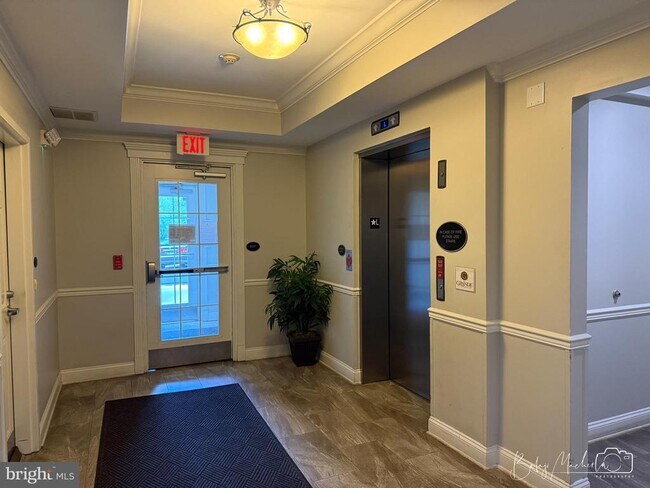 Building Photo - 350 W Elm St