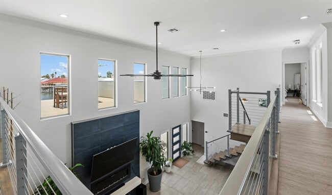 Building Photo - 15130 Reales Dr