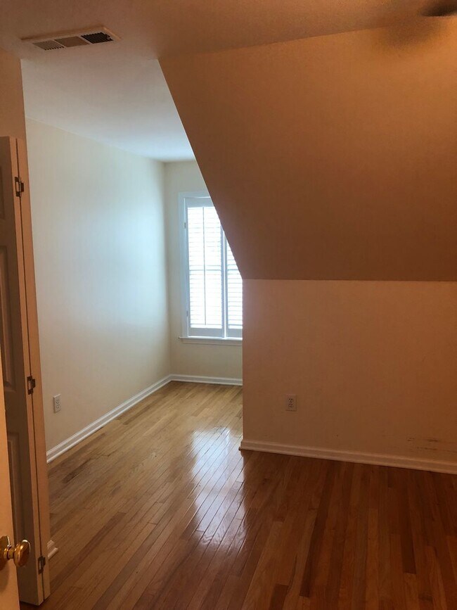 Building Photo - Greenville, 3BD/2.5 plus bonus, 1839SF