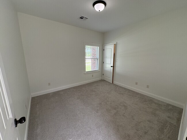 Building Photo - 4150 Primrose Dr