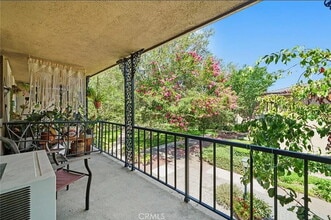 Building Photo - "Chic 1-Bed Apartment in Orange, CA with H...