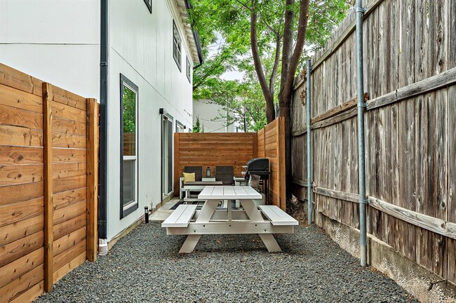 Building Photo - 1206 Hollow Creek Dr