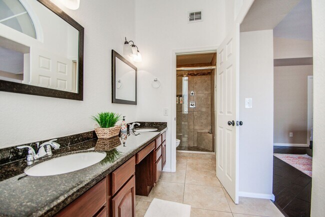 Building Photo - 4bd, 3ba on Arrowhead Golf Course!