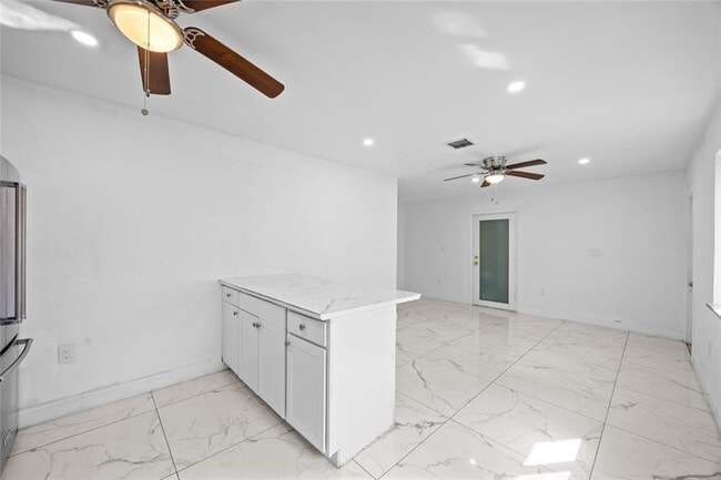 Building Photo - 1525 NE 160th St