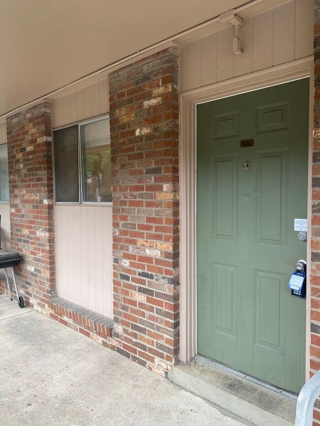 Building Photo - FULLY REMODELED West End Condo! Convenient...