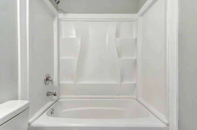 Building Photo - One block from Historic District - Renovated Two Bedroom