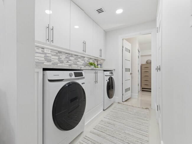 Building Photo - 2210 NE 3rd Ave