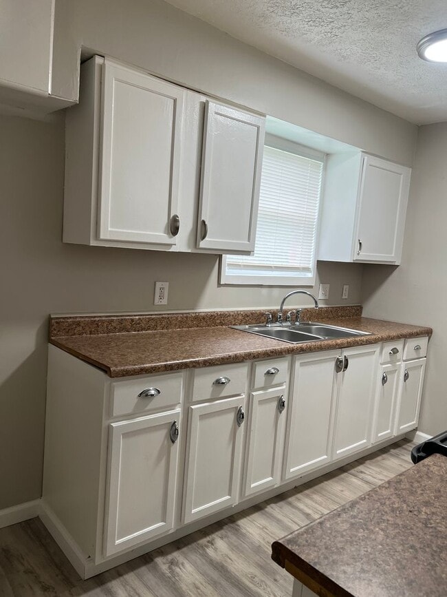 Building Photo - 6028 Laurel Hall Dr