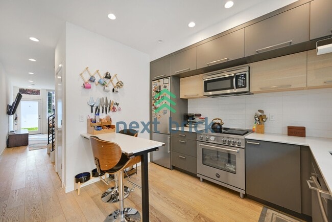 Building Photo - "Spacious 3-Bedroom Townhouse in Seattle's Vibrant Heart – 2 Full Baths & 1430 Sq Ft of Comfort!"