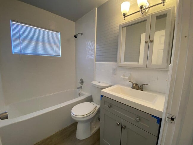 Building Photo - 2613 Drake Dr