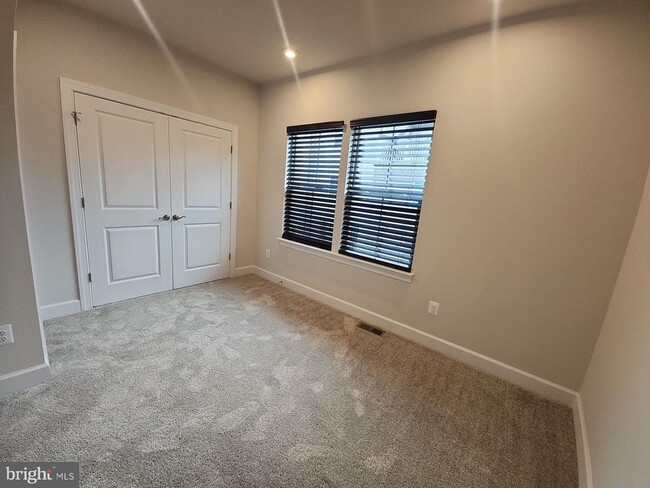 Building Photo - 6730 Belcrest Rd