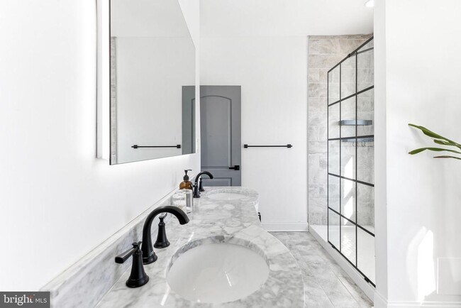 Building Photo - 737 Dolphin St