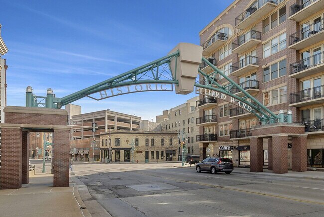 Building Photo - 106 W Seeboth St
