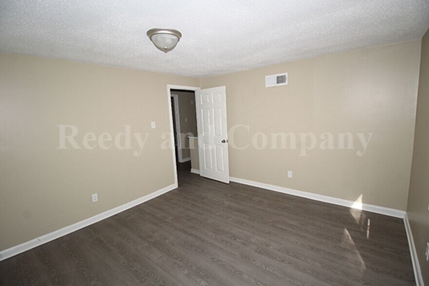 Building Photo - 4183 Park Forest Dr
