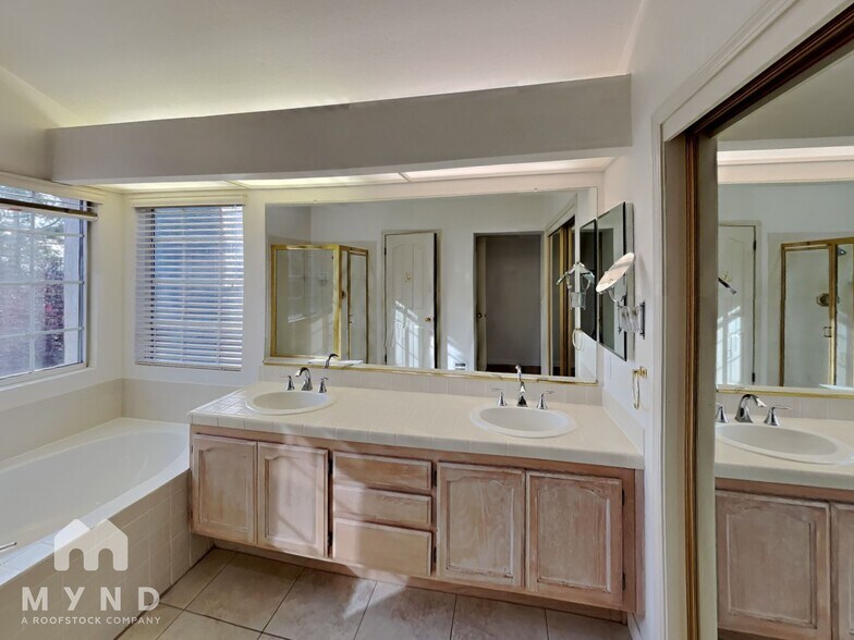 Building Photo - 2795 Cherry Hills Dr