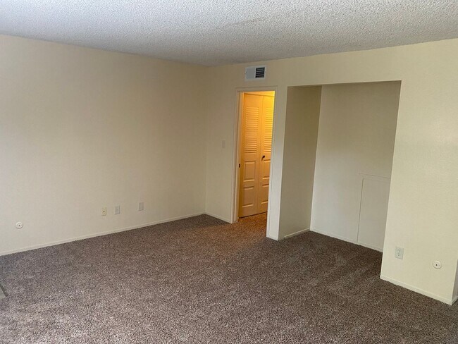 Building Photo - Cozy studio for rent in Visalia
