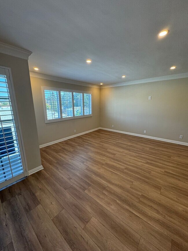 Building Photo - Beautiful Spacious Top Floor Condo 1 bed - 1 bath with parking in Burbank