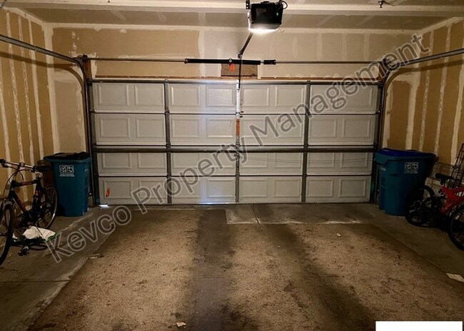 Building Photo - Live, Work, Relax - Comfortable Townhouse with AC
