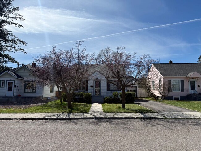 Building Photo - 3 Bedroom / 2 Bath Home - Bespoke Elegance in the University District!