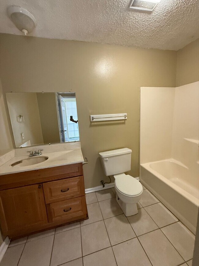 Building Photo - 1126-1128 Willow Creek Dr
