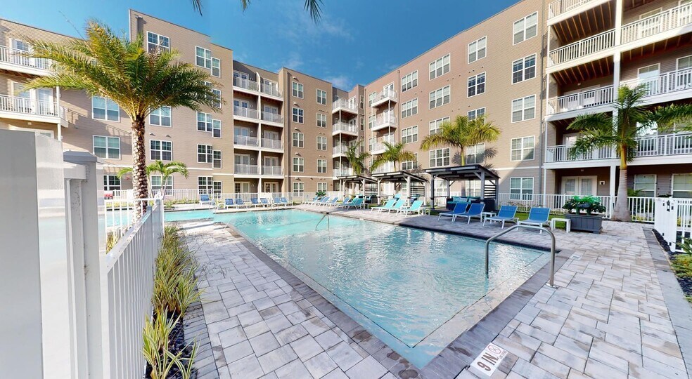 Building Photo - 5885 Lakehurst Dr