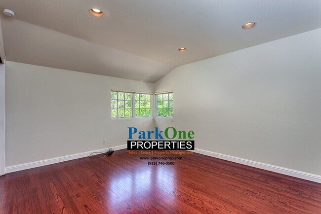 Building Photo - Amazing Moraga Home with incredible lot!