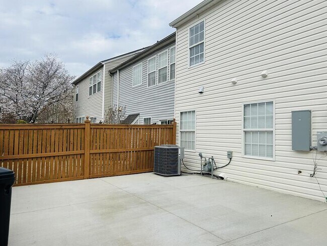 Building Photo - 305 Claybrooke Dr