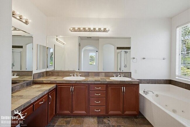 Building Photo - Elegant 5Bdm 3Ba Hilltop Home In Fallbrook!