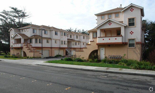 Building Photo - Pacific Pines Apts