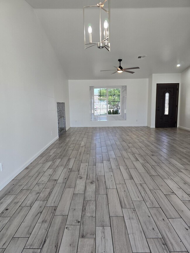 Building Photo - 15203 Avenida Ramada