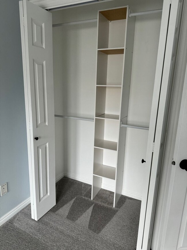Building Photo - Townhouse with Spacious layout and convien...