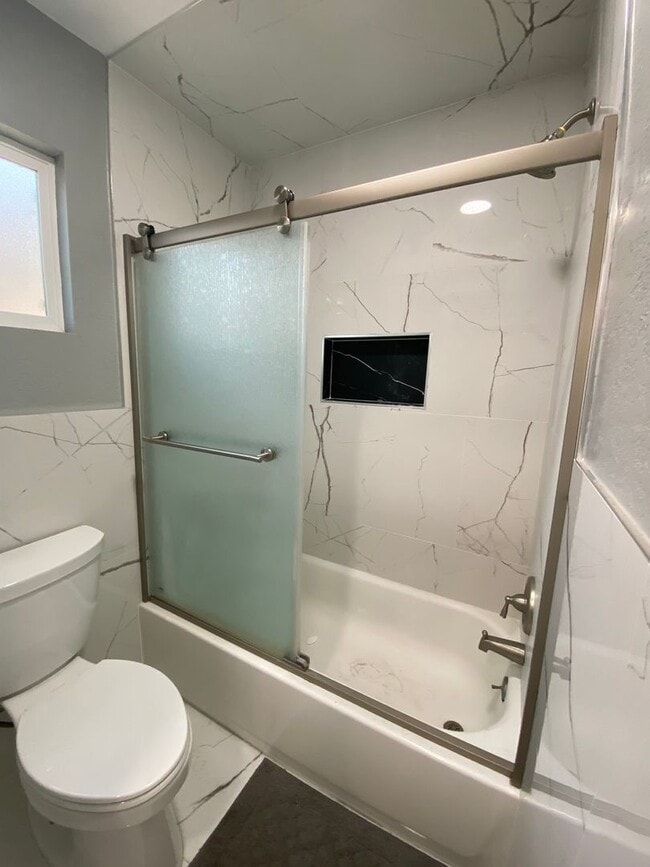 Building Photo - Newley Remodeled 3 BD 2 BA house on corner...