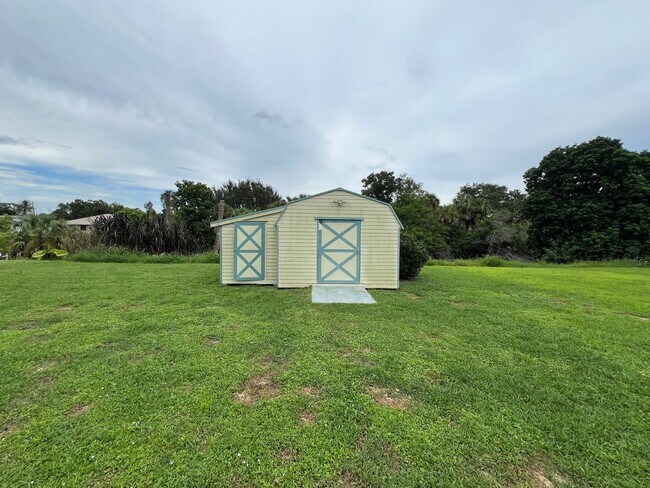 Building Photo - ** Annual ** 2 Bed / 2 Bath ** Single Fami...