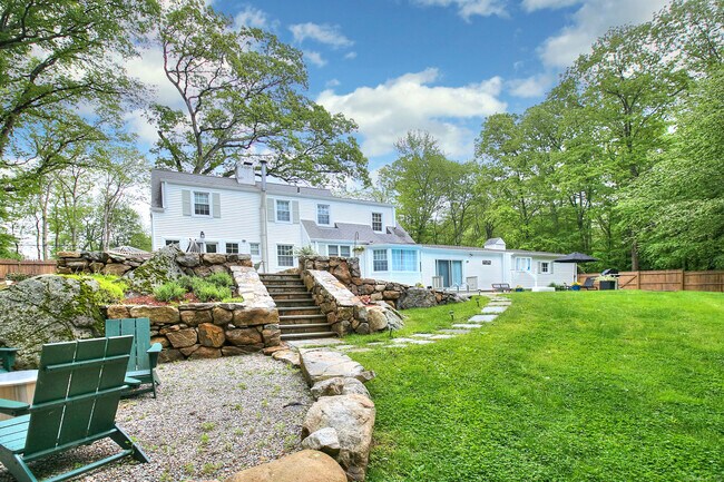 Building Photo - 11 Clover Dr
