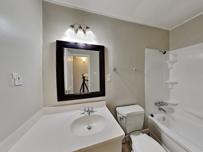 Building Photo - 2123 Raspberry Ln