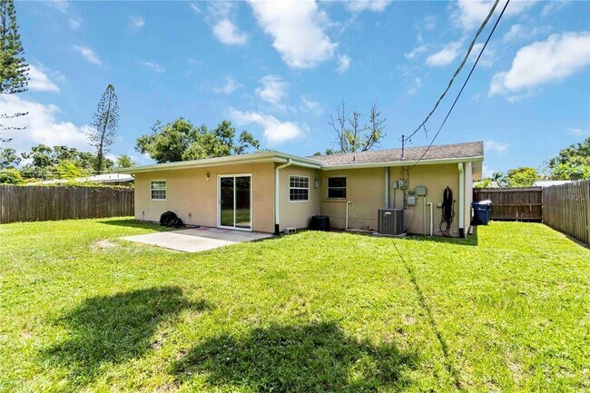 Building Photo - 3520 Aloha Dr