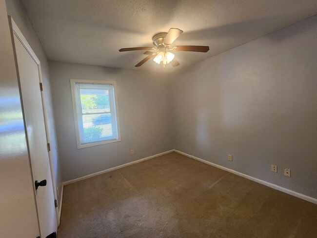Building Photo - North Columbus 3 Bedroom 1.5 Bath - Carpor...