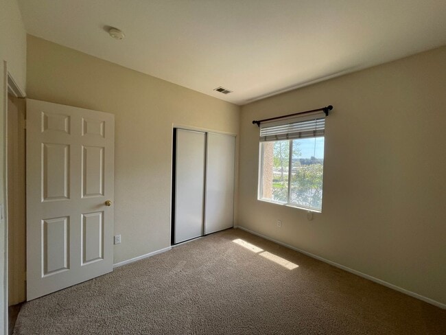 Building Photo - Charming Condo in Oceanside