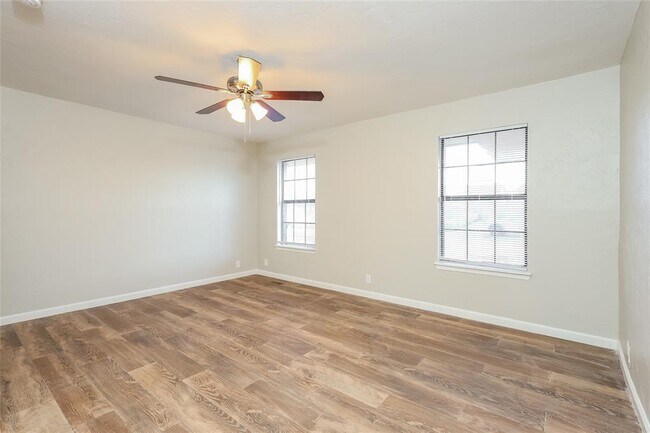 Building Photo - 2705 Fairfield Dr