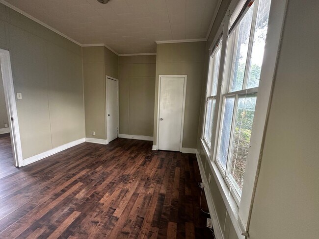 Building Photo - 3 bedroom, 1 bathroom Home NOW AVAILABLE!