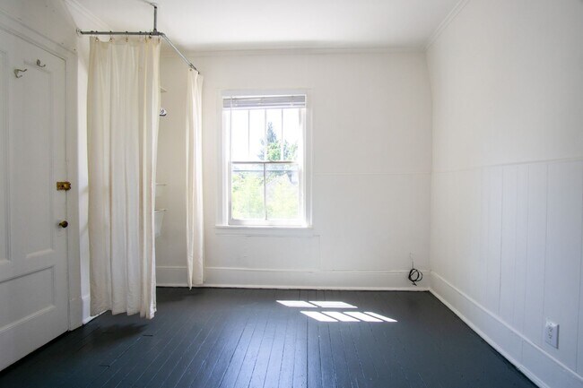 Building Photo - Flexible Leases! Corner Single Room in Dar...