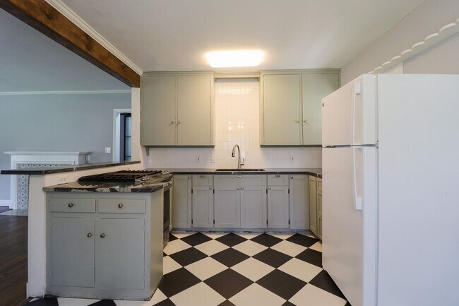 Building Photo - 3 Bed | 1 Bath | Mid Town | $1400