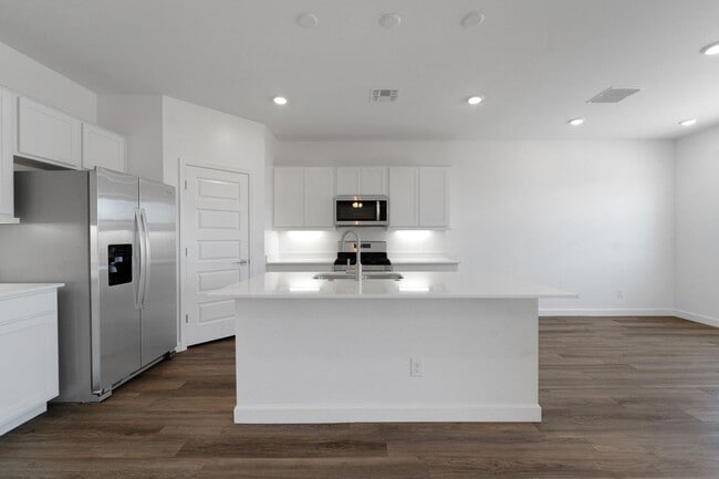 Building Photo - Charming 4BR House in Surprise