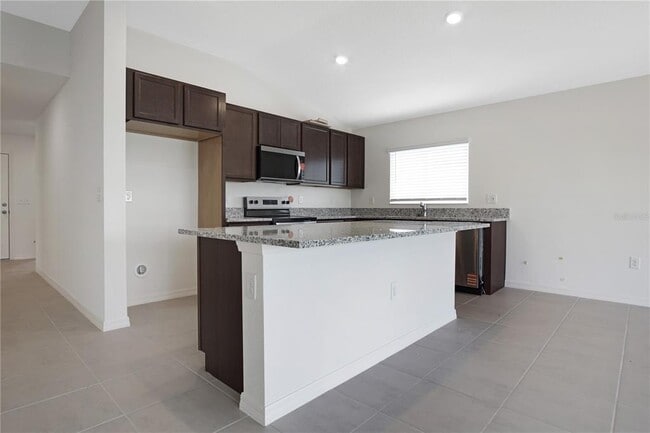 Building Photo - 616 Royal Palm Dr