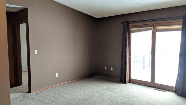 Building Photo - 3-bedroom, 2-bath end-unit townhome in Cor...